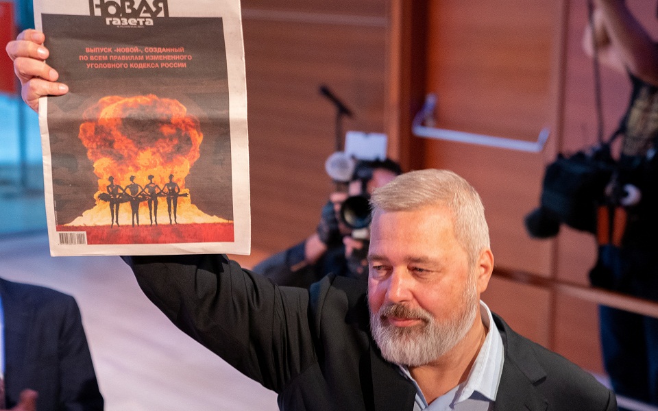 ρώσος-δημοσιογράφος-πωλεί-μετάλλιο-ν-561919384