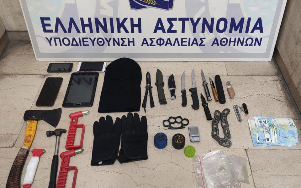 παγκράτι-χειροπέδες-σε-δύο-μέλη-συμμο-561900655