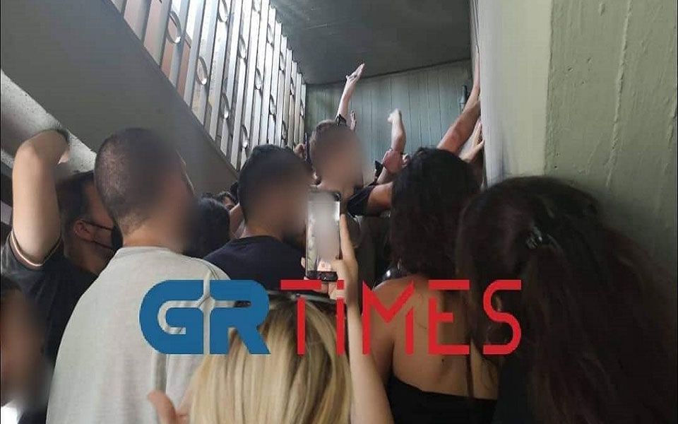 ΑΠΘ: Εισβολή φοιτητών στην Πρυτανεία, έντονος διάλογος με τον πρύτανη-1