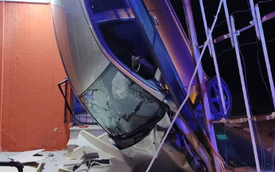 τροχαίο-στην-αρτέμιδα-αυτοκίνητο-κατ-561913699