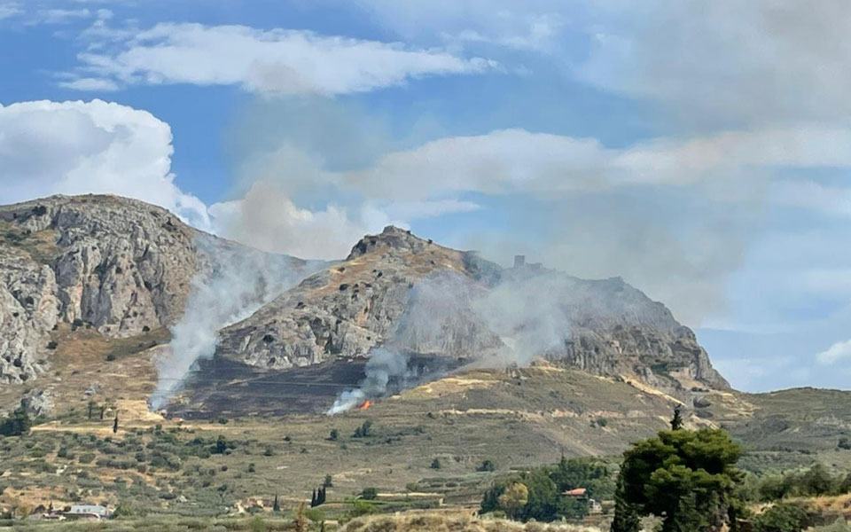σε-ύφεση-η-πυρκαγιά-στην-αρχαία-κόρινθ-561907327