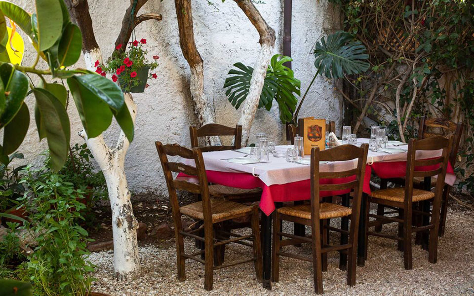 κυριακή-στην-ταβέρνα-9-αυλές-με-αύρα-πα-561914434