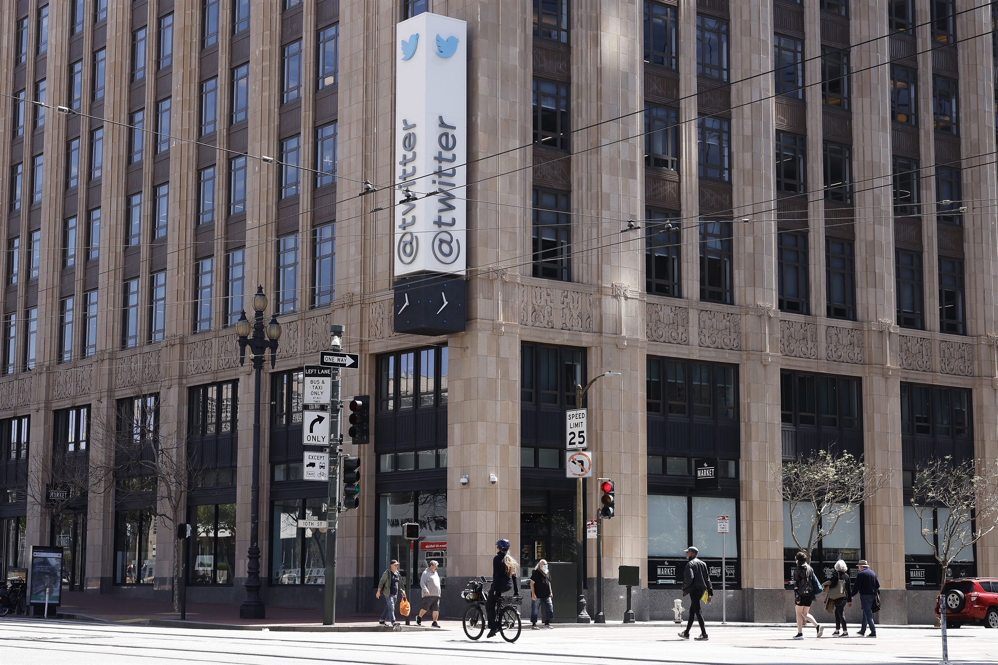 οι-μέτοχοι-του-twitter-αποφασίζουν-για-τη-συμ-561903775