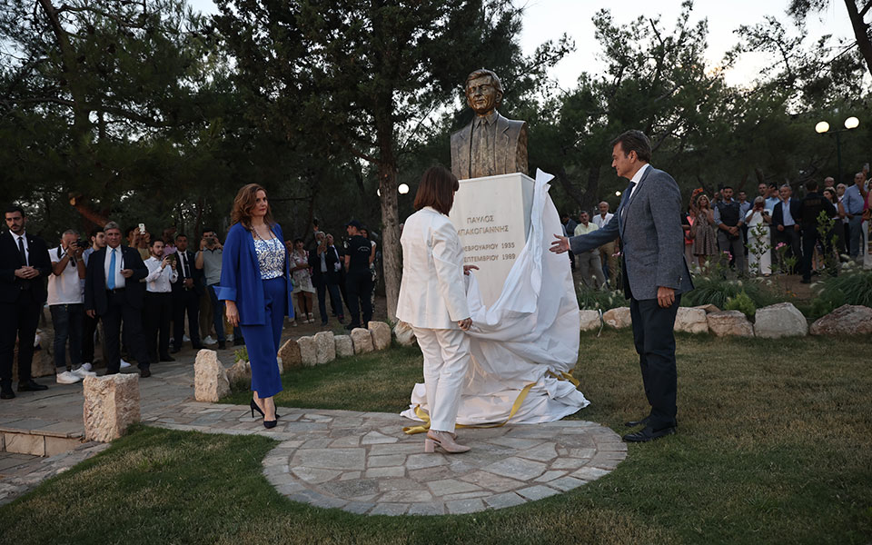 τα-αποκαλυπτήρια-προτομής-του-παύλου-561929680