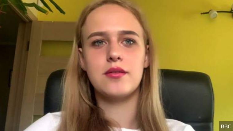 Ουκρανία: Το κορίτσι με το κόκκινο φόρεμα «περιγράφει την κατάσταση στη χώρα»-1