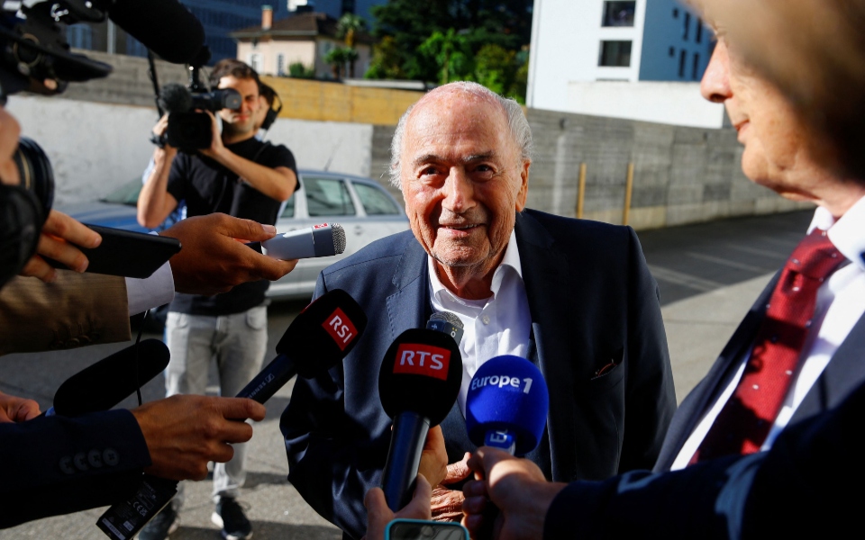 μπλάτερ-δεν-απαντώ-στην-fifa-561902551