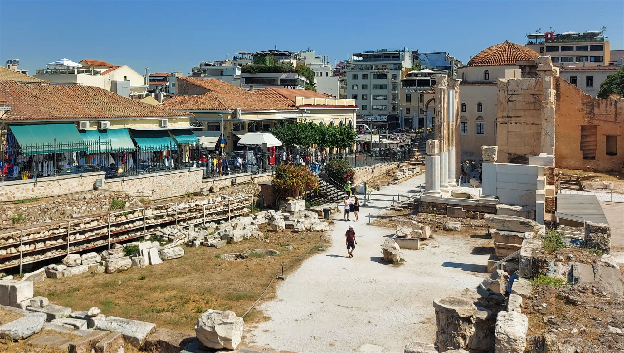 Στο έλεος της ανομίας η Πλάκα – Υπέροχη για τουρίστες, αφόρητη για κατοίκους-1