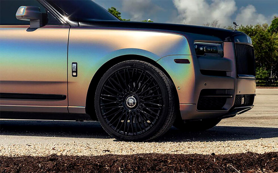 μια-rolls-royce-cullinan-με-ιριδίζοντα-χρώματα-από-lianko-ramirez-561932650
