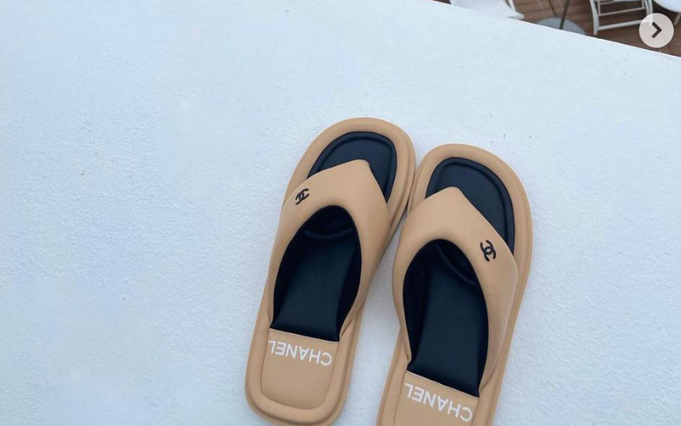 τα-chanel-flip-flops-είναι-η-fashion-εμμονή-του-καλοκαιριού-561928417