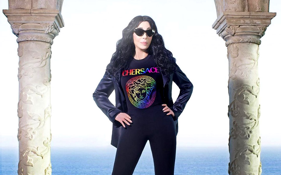 η-σερ-και-ο-οίκος-versace-γιορτάζουν-τον-μήν-561902677