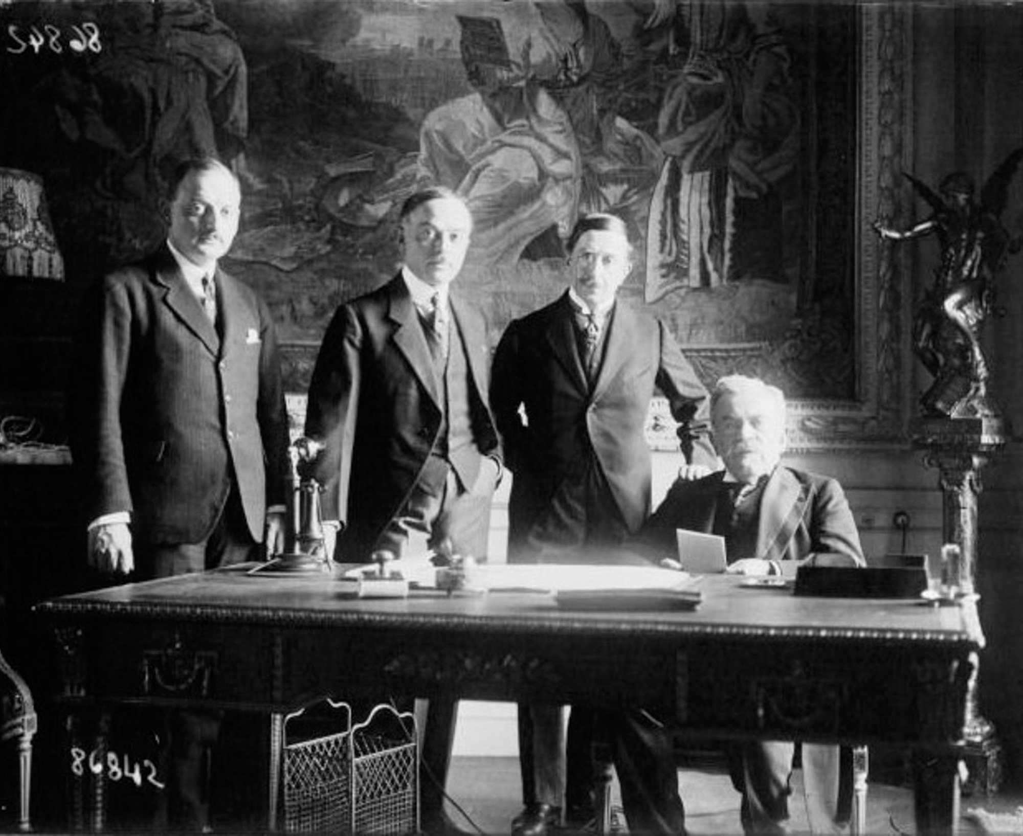 1922-τα-αναπάντητα-ερωτήματα-της-καταστ-561894031