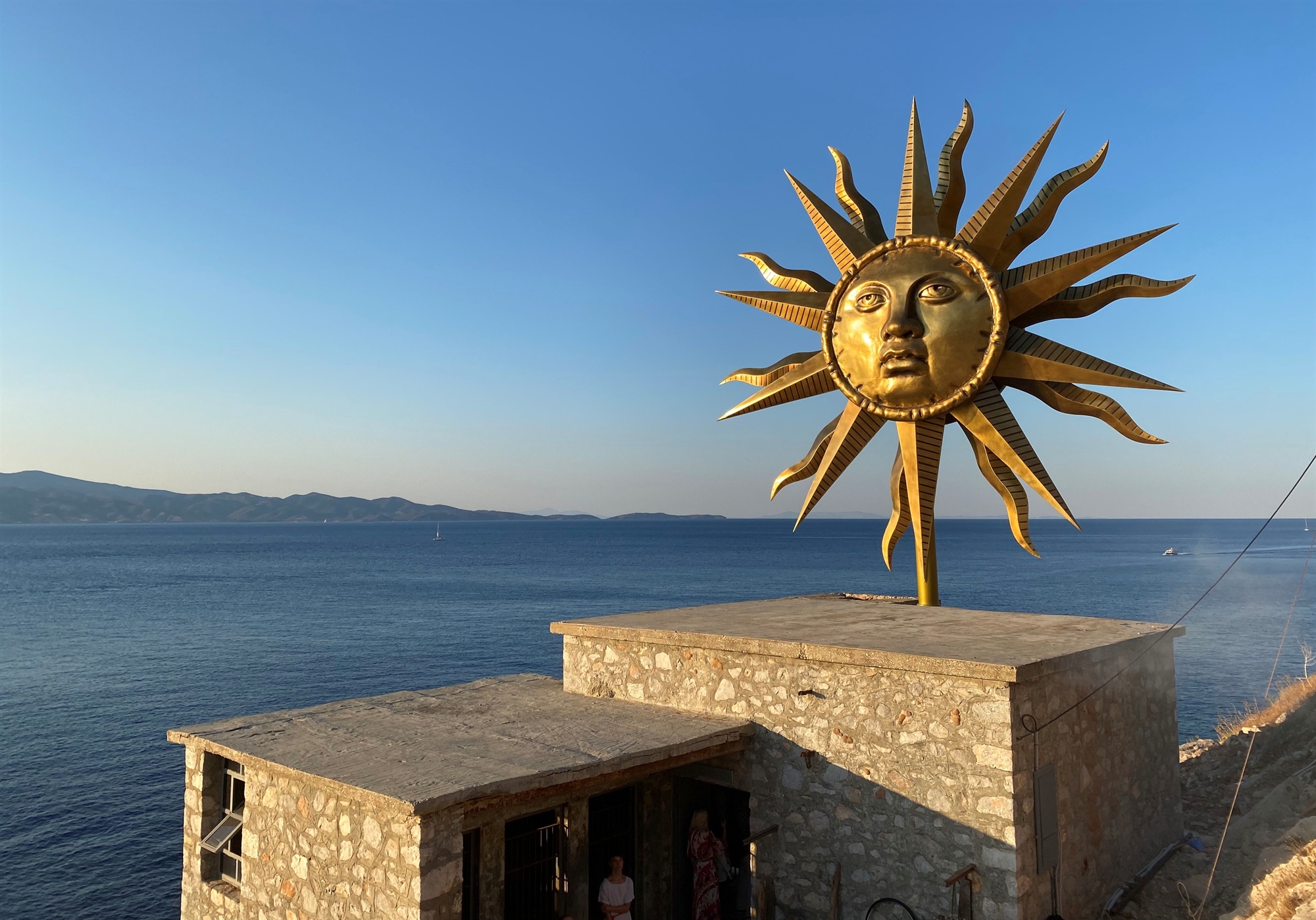 O Απόλλωνας του Τζεφ Κουνς έριξε τις αχτίδες της τέχνης στην Υδρα-1