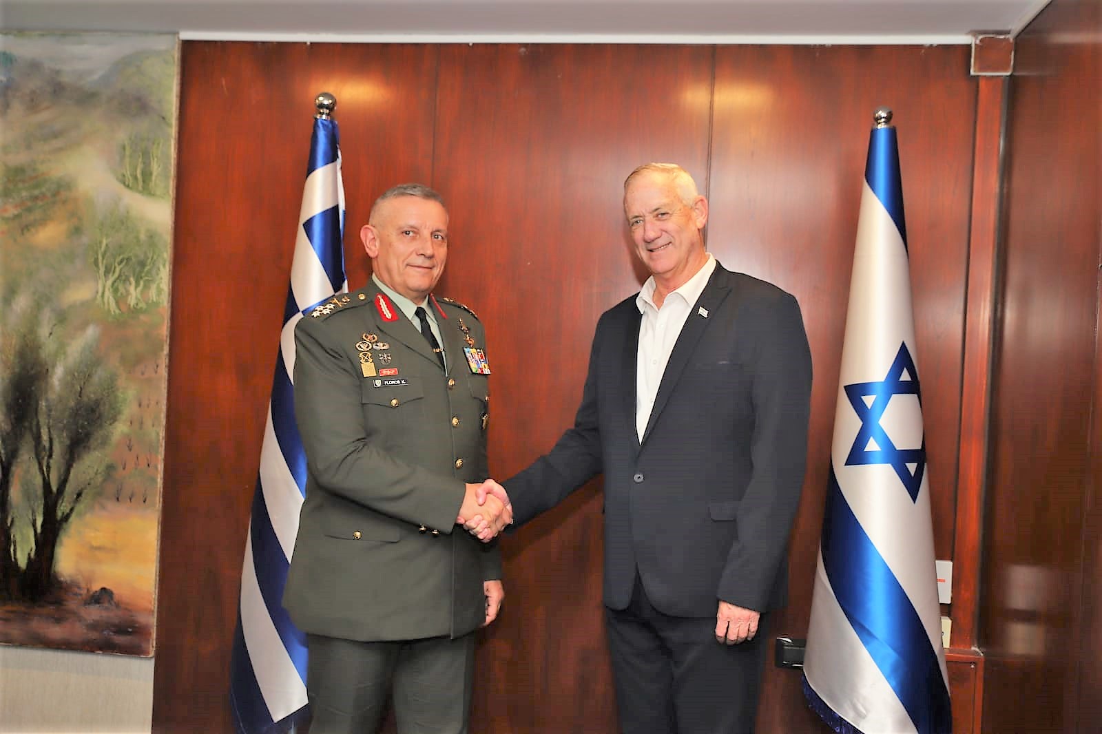 κ-φλώρος-με-γεμάτες-βαλίτσες-επιστρ-561903259