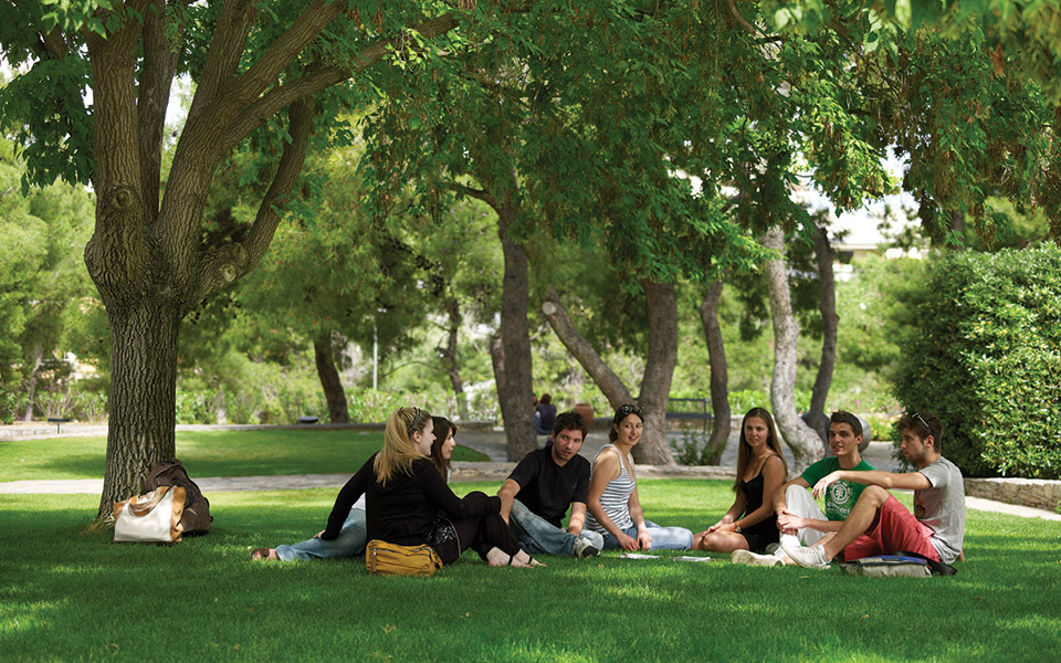 προκήρυξη-υποτροφιών-για-σπουδές-στι-561892564