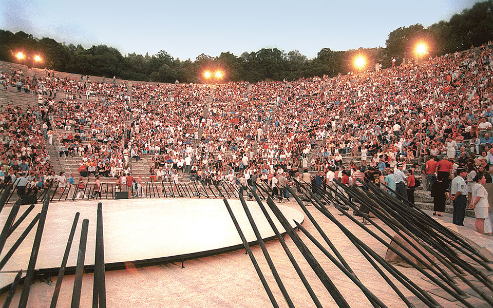 θέατρο-αναζητείται-λύση-για-τα-εκτός-561921550