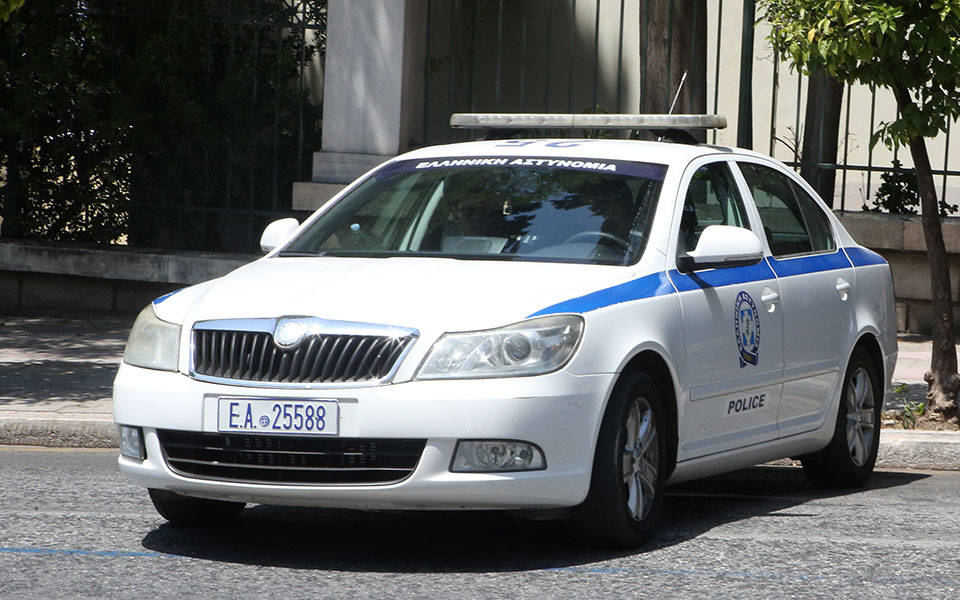 δράμα-χειροπέδες-σε-γυναίκα-που-προσπ-561921358