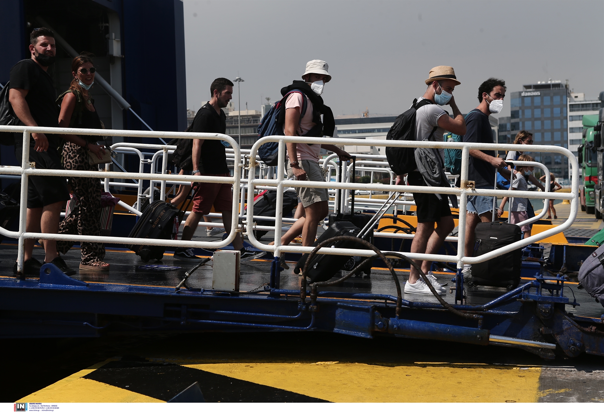 κορωνοϊός-διακοπές-με-επίδειξη-ατομ-561926986