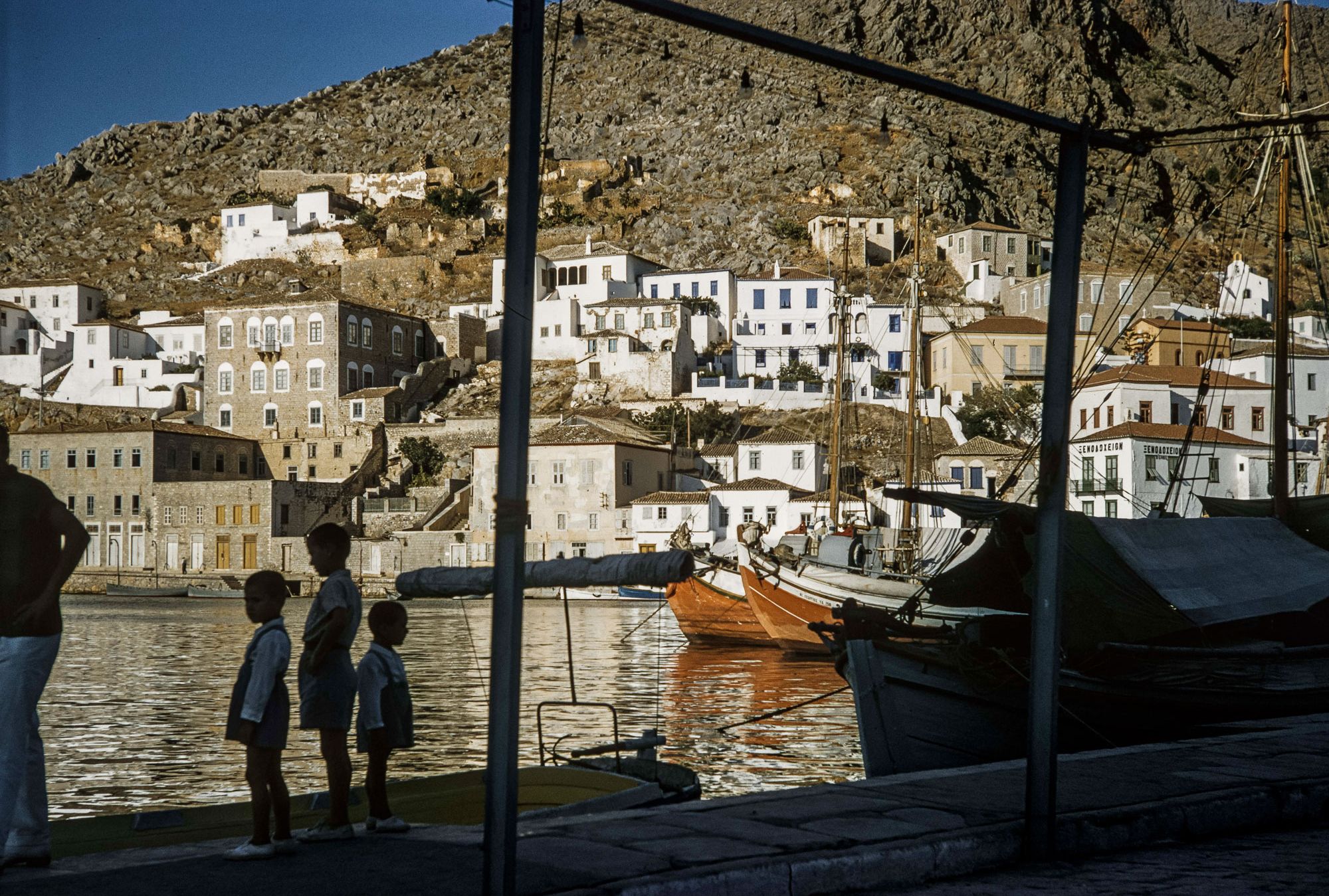 Η ανέγγιχτη, τότε και τώρα, Υδρα σε μια φωτογραφική έκθεση στην οικία Κουντουριώτη-2