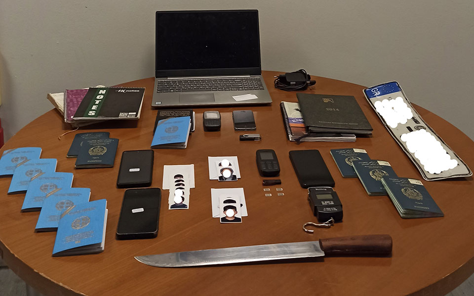 χειροπέδες-σε-δύο-άτομα-που-πουλούσαν-561888277