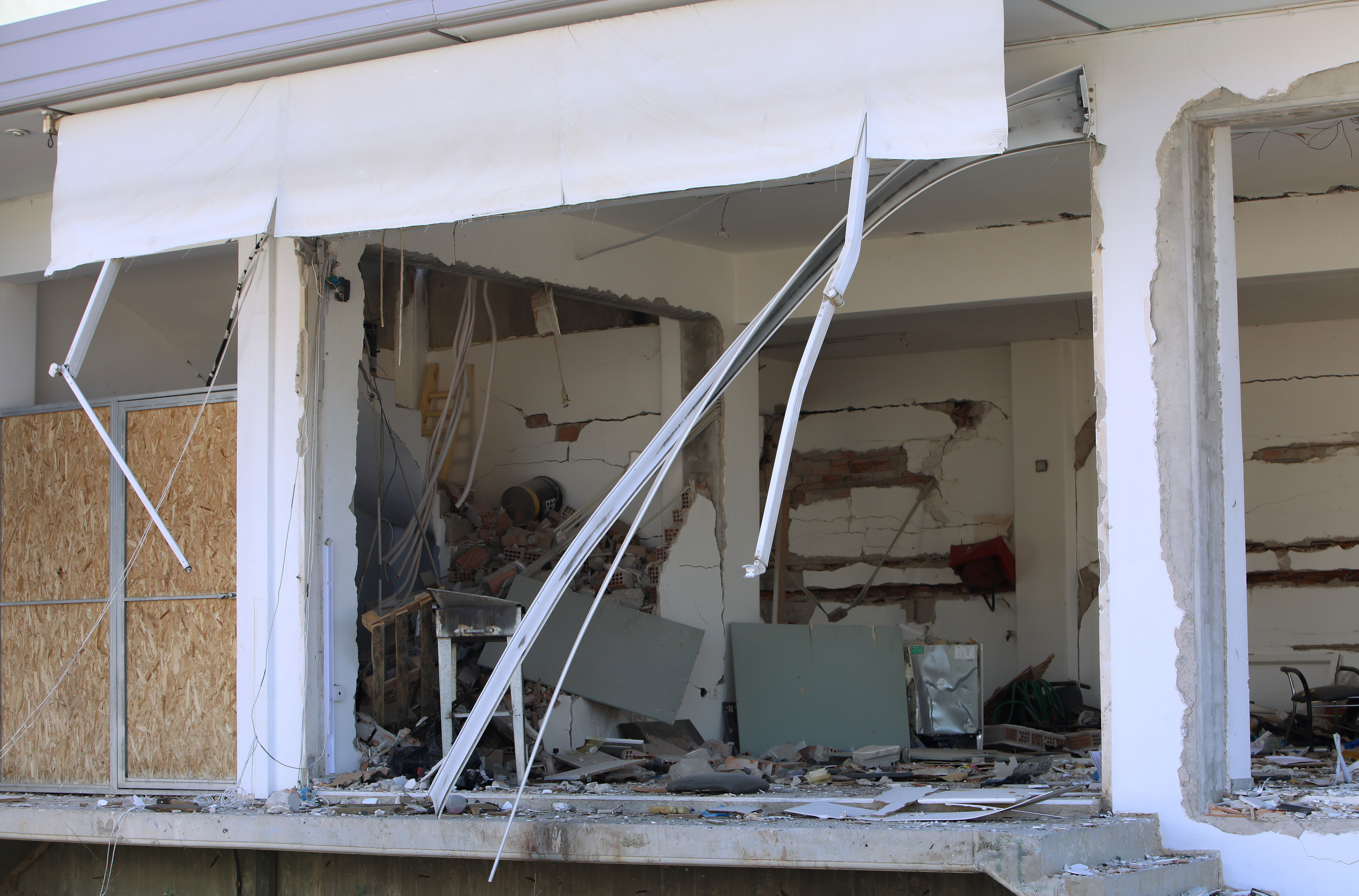 Μενίδι: Έκρηξη σε εγκαταλελειμμένο ξυλουργείο (εικόνες)-1