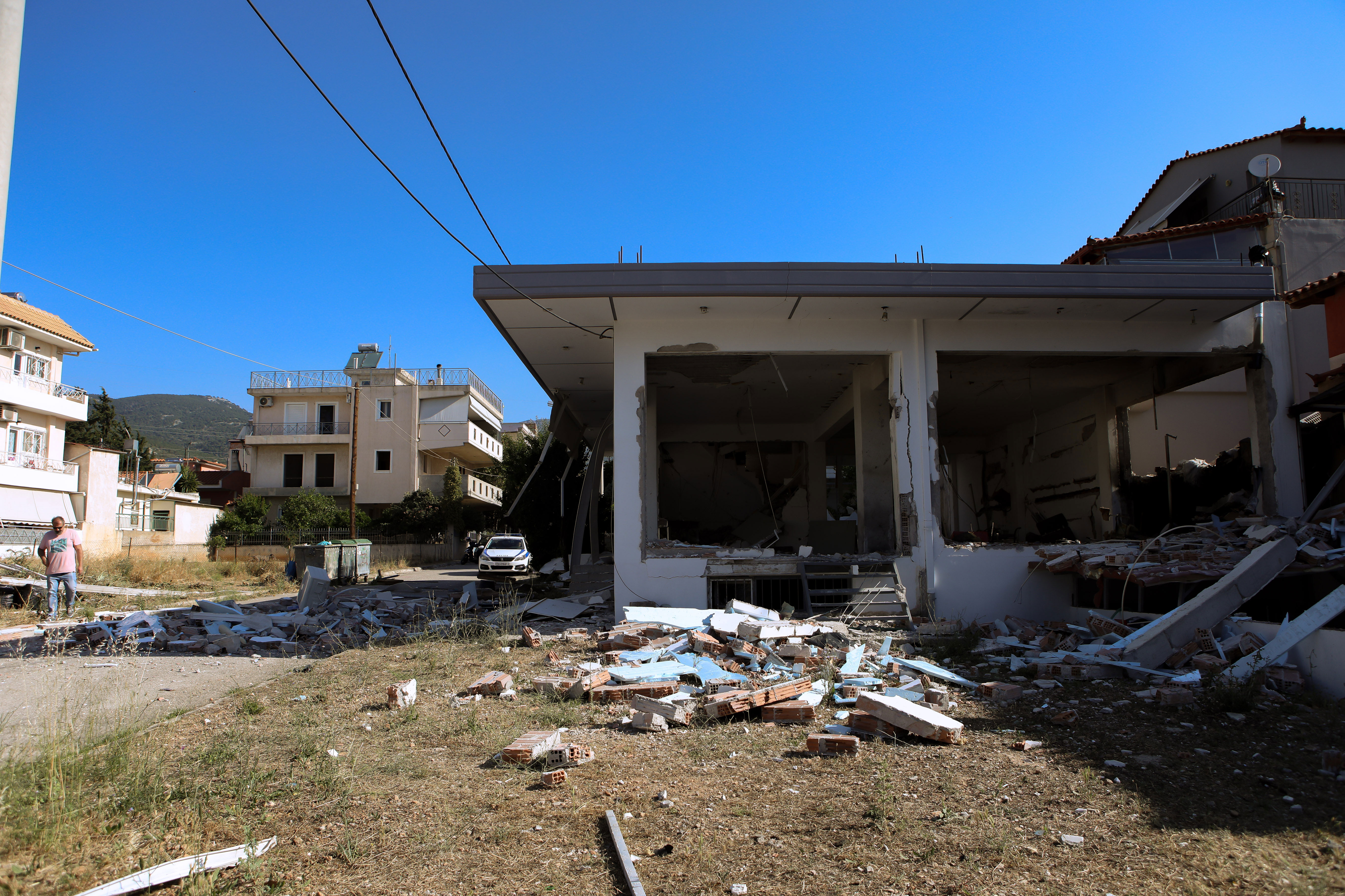 Μενίδι: Έκρηξη σε εγκαταλελειμμένο ξυλουργείο (εικόνες)-2