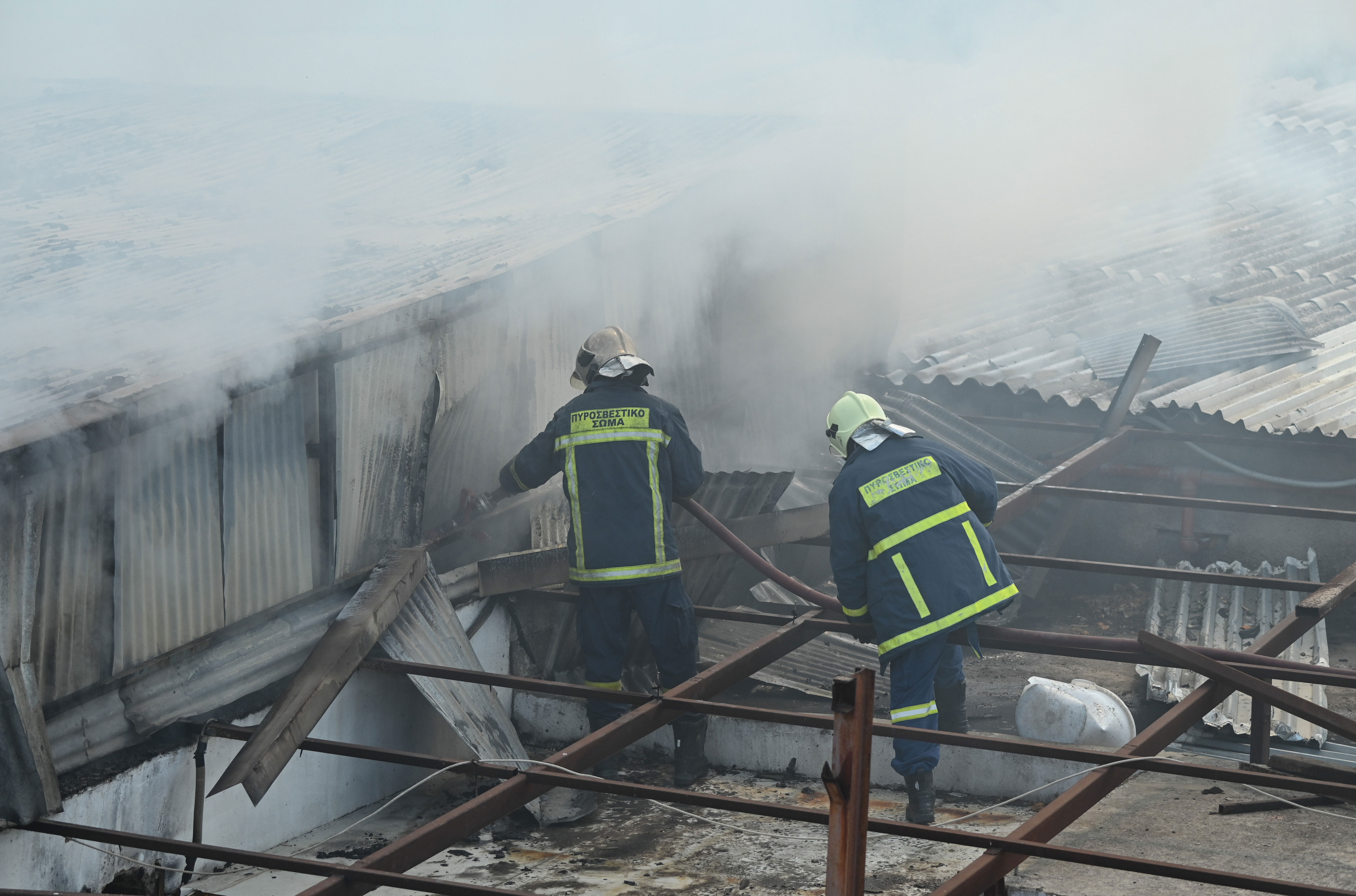 Ελαιώνας: Σε ύφεση η φωτιά στη δομή φιλοξενίας προσφύγων – Στο νοσοκομείο ένα 14χρονο παιδί-2