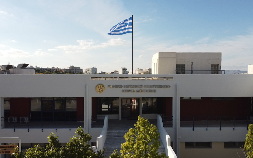 φωτιά-σε-όχημα-στην-πολυτεχνειούπολη-561913741