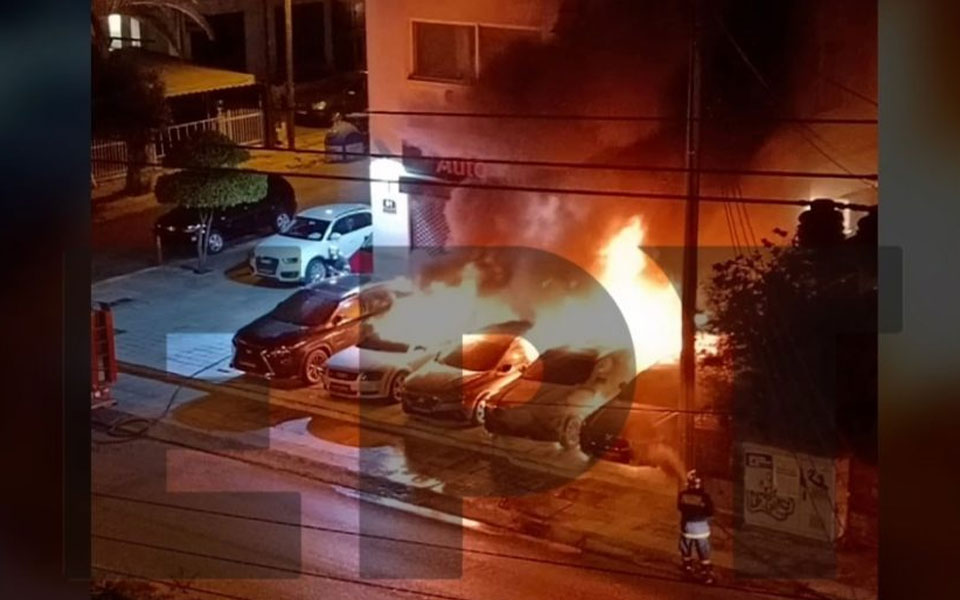 παλαιό-φάληρο-εμπρηστική-επίθεση-σε-έ-561887842