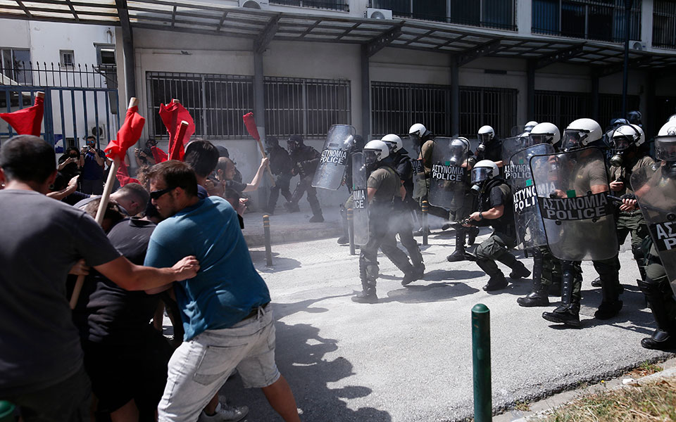 επεισόδια-στο-απθ-δύο-συλλήψεις-561890605
