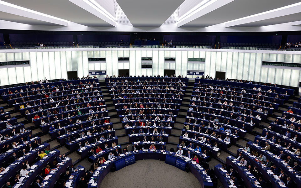 το-ευρωπαϊκό-κοινοβούλιο-επιβεβαιών-561922231