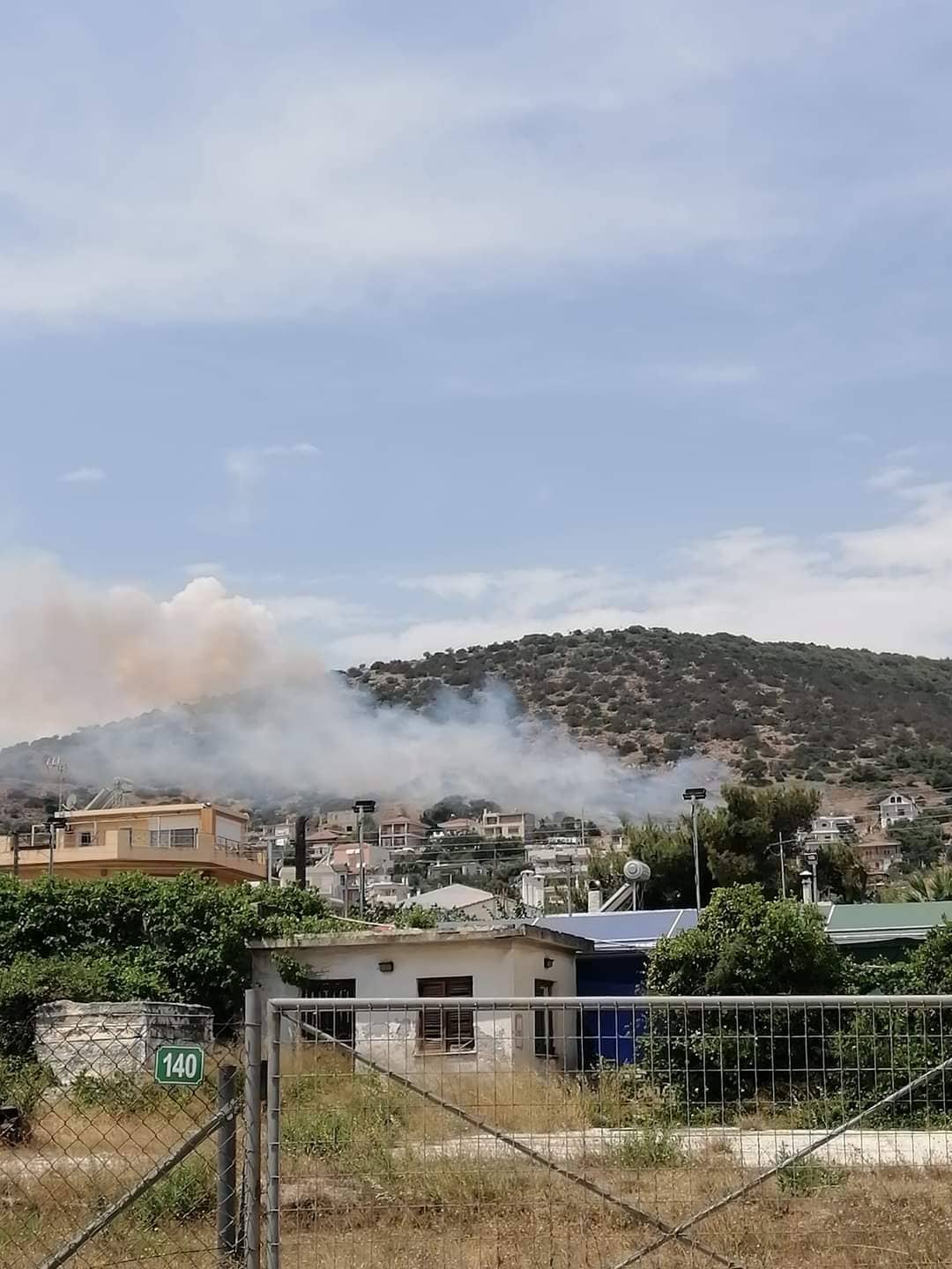 Φωτιά τώρα στη Λούτσα (εικόνες)-1
