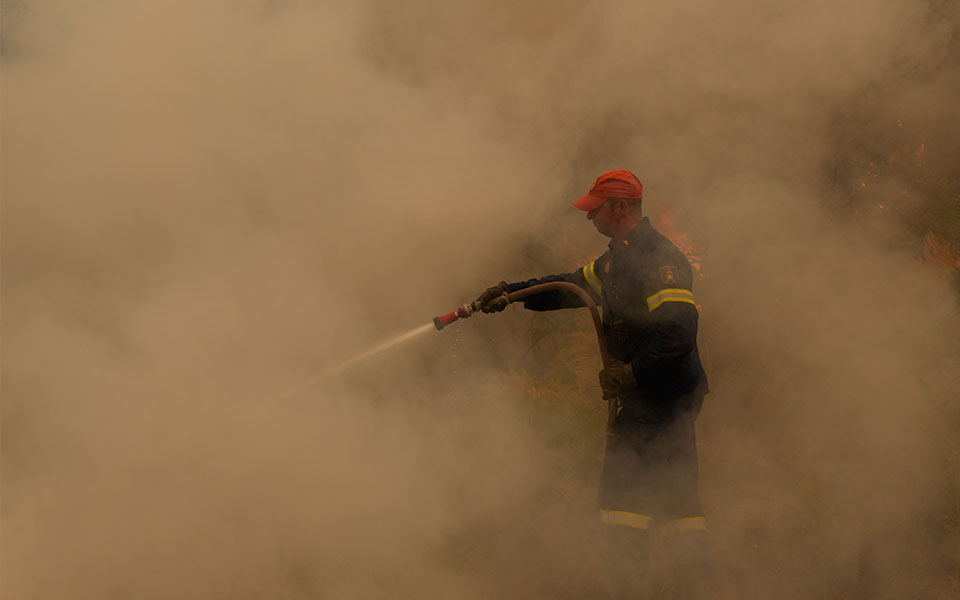 φωτιά-στον-ασπρόπυργο-περιορίστηκε-η-561898006