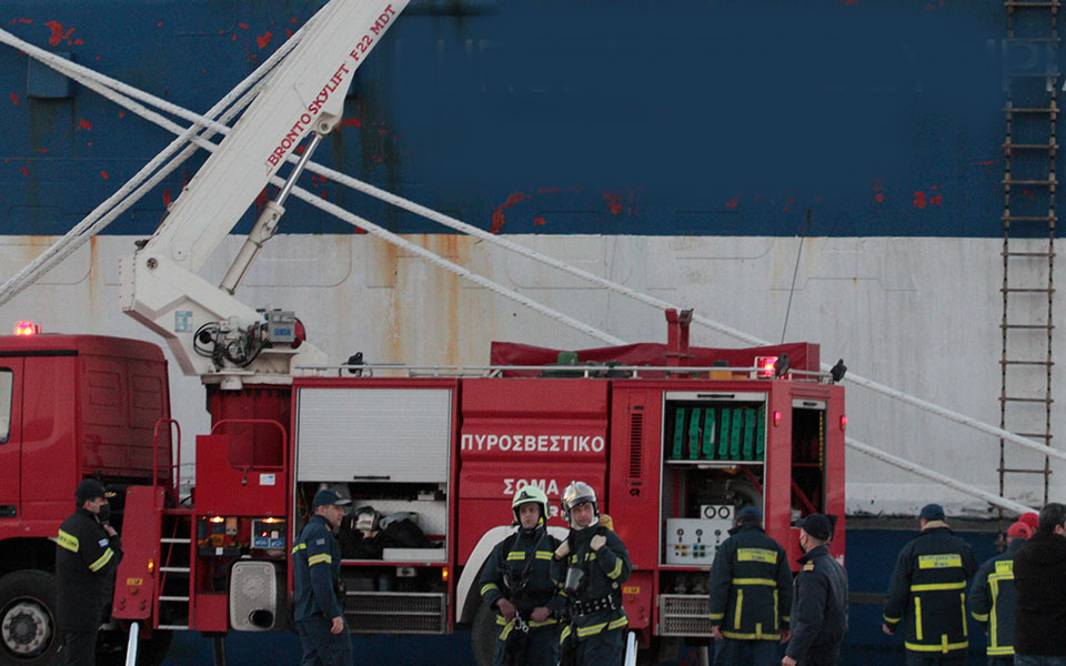 πέραμα-σε-εξέλιξη-φωτιά-σε-ρυμουλκό-πλ-561932551
