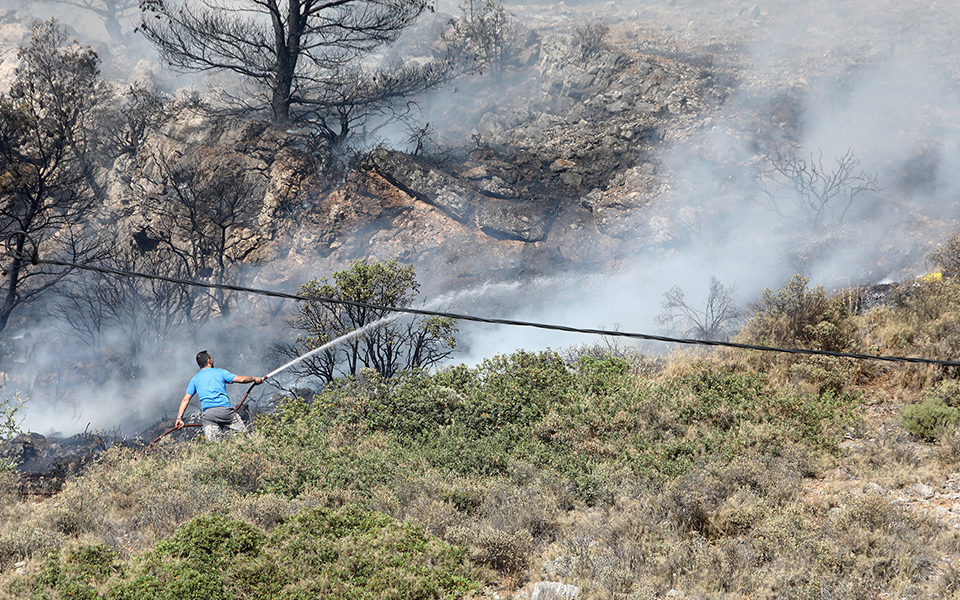 Φωτιά στη Βούλα: Στις αυλές των σπιτιών οι φλόγες-2