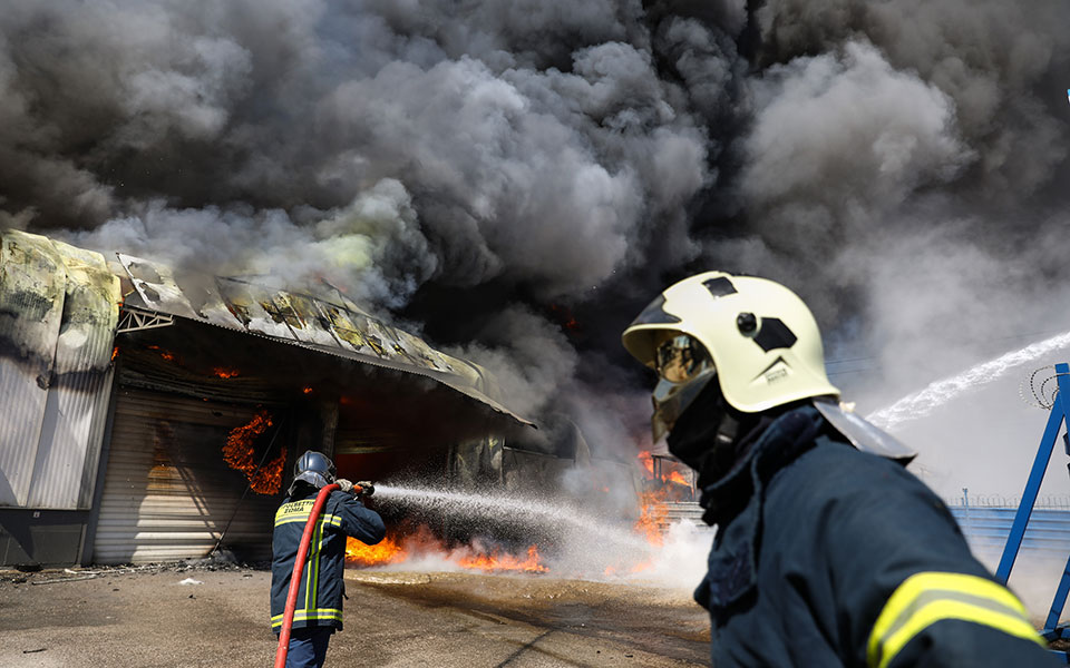 φωτιά-σε-εργοστάσιο-στον-ασπρόπυργο-561897193