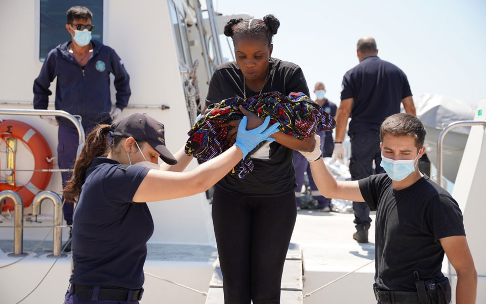 μυτιλήνη-γυναίκα-γέννησε-πάνω-στη-νησ-561921760