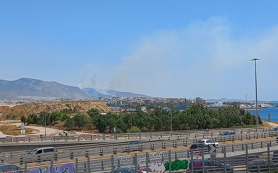 Φωτιά τώρα στην Άνω Γλυφάδα-1