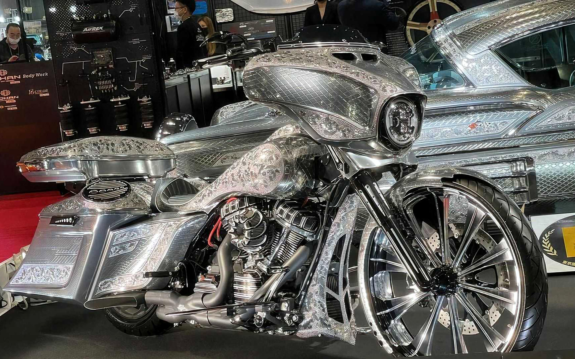μια-harley-davidson-με-πλήρως-σκαλιστό-σώμα-561934456