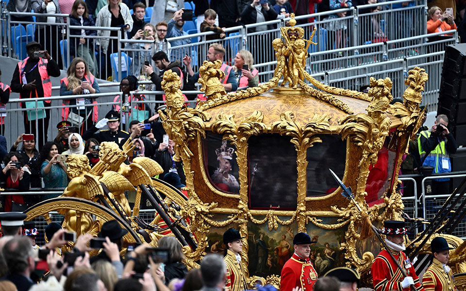 Πλατινένιο Ιωβηλαίο: Το ολόγραμμα της Ελισάβετ μέσα στην χρυσή άμαξα των 260 ετών-1