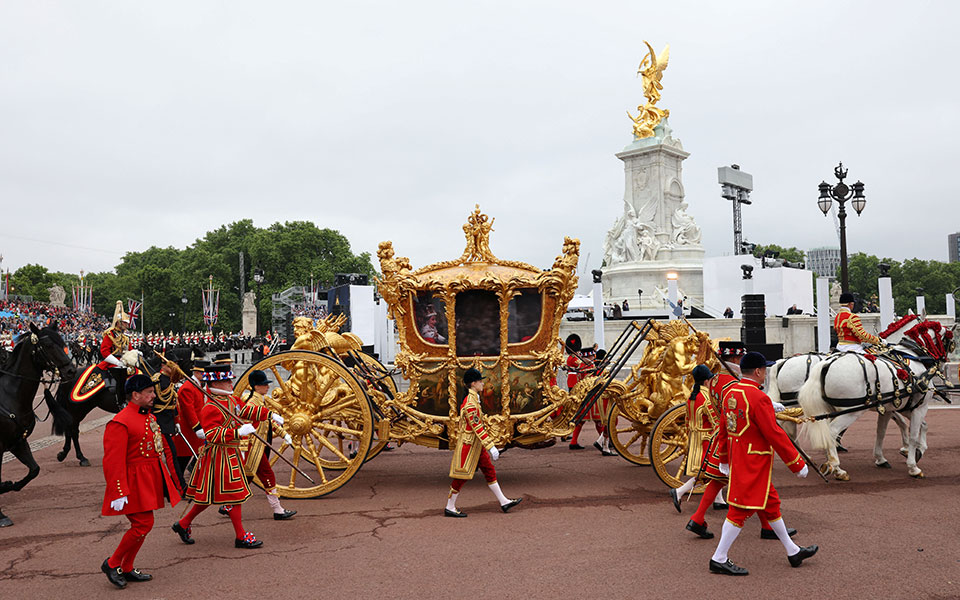 Πλατινένιο Ιωβηλαίο: Το ολόγραμμα της Ελισάβετ μέσα στην χρυσή άμαξα των 260 ετών-2