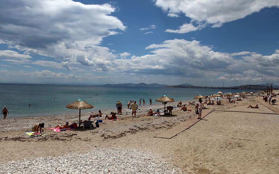 καιρός-υψηλές-θερμοκρασίες-με-καταιγ-561928801