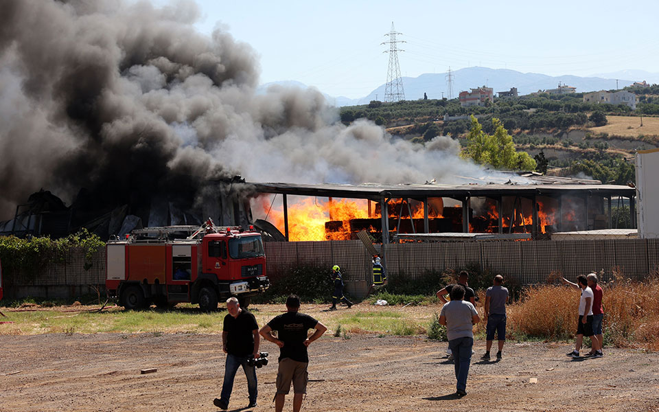 Ηράκλειο: Μεγάλη πυρκαγιά σε εργοστάσιο ξυλείας-1