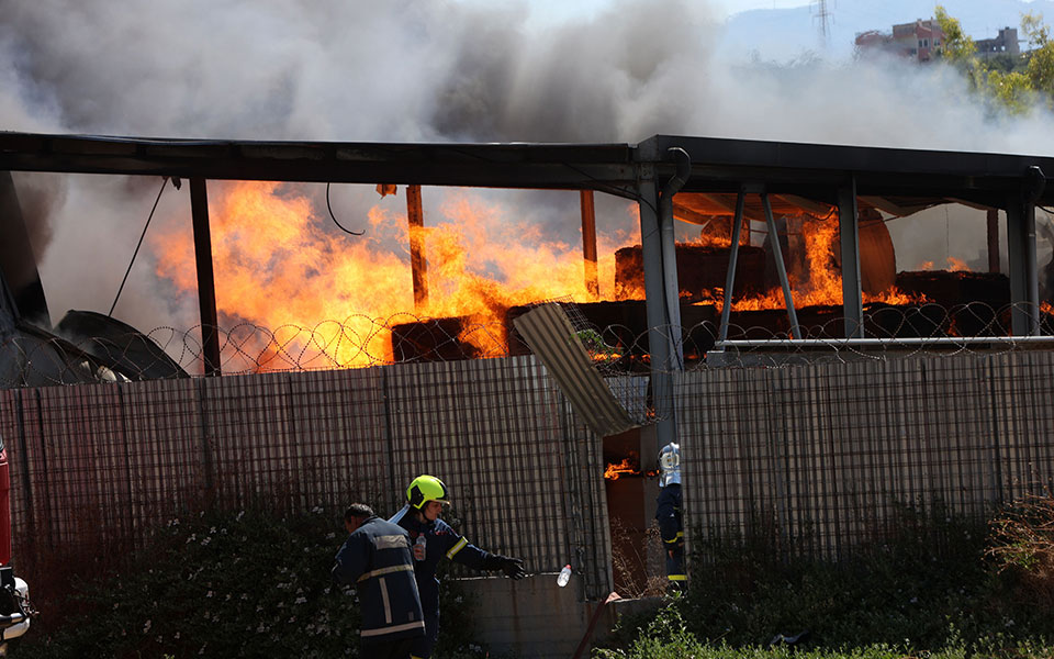 Ηράκλειο: Μεγάλη πυρκαγιά σε εργοστάσιο ξυλείας-2
