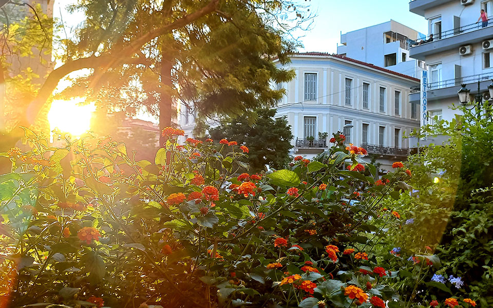 καιρός-ηλιοφάνεια-και-άνοδος-της-θερμ-561918346