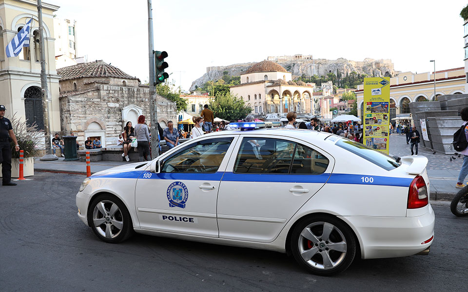 νέα-σμύρνη-χειροπέδες-σε-30χρονο-που-επ-561919558