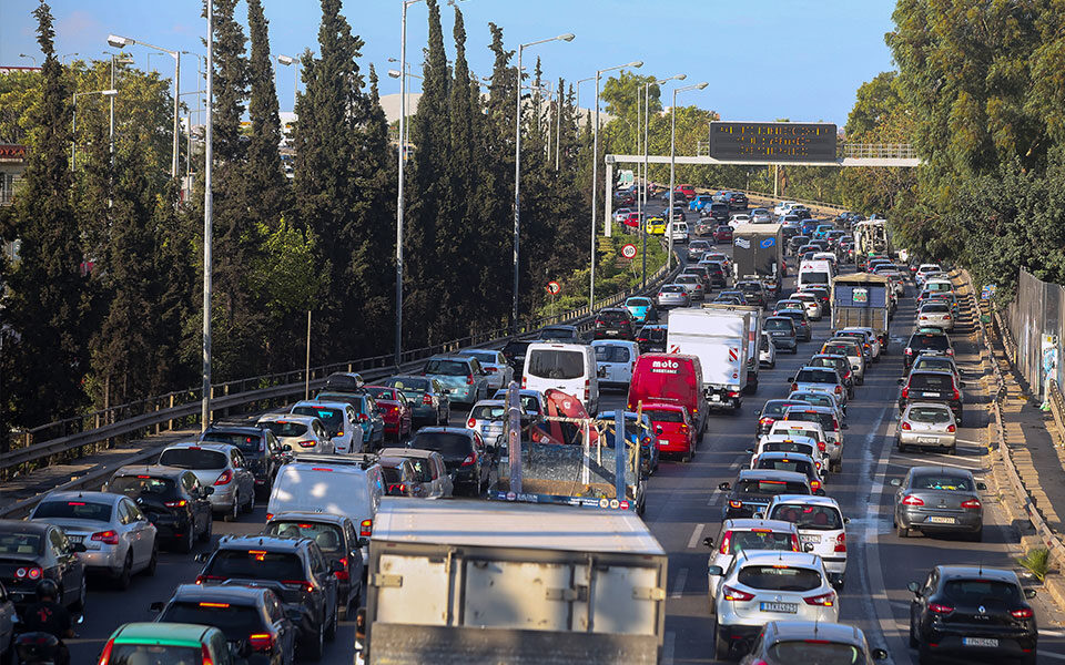Τo «φαινόμενο του μπουκαλιού» στον απρόβλεπτο Κηφισό – Οι αιτίες πίσω από κυκλοφοριακό και τροχαία-1