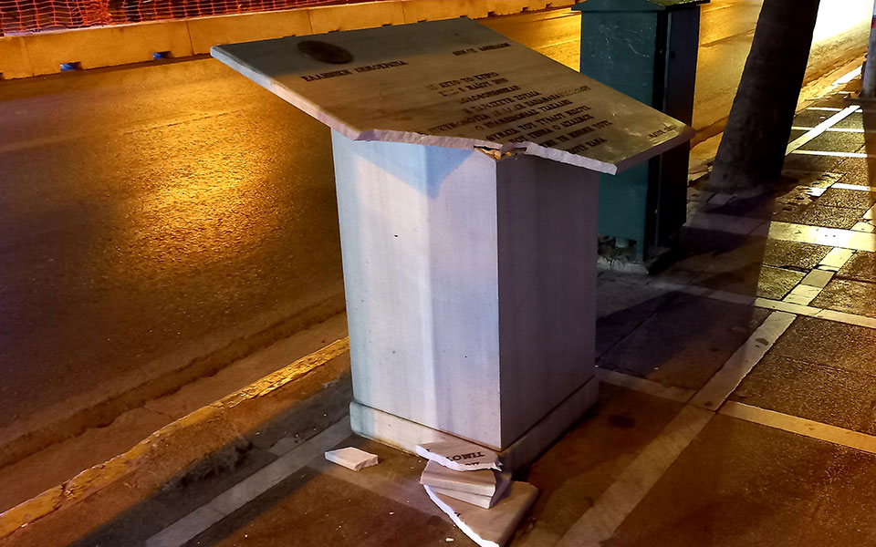 Βανδάλισαν το μνημείο για τα θύματα της Marfin – Θα αντικατασταθεί άμεσα-3