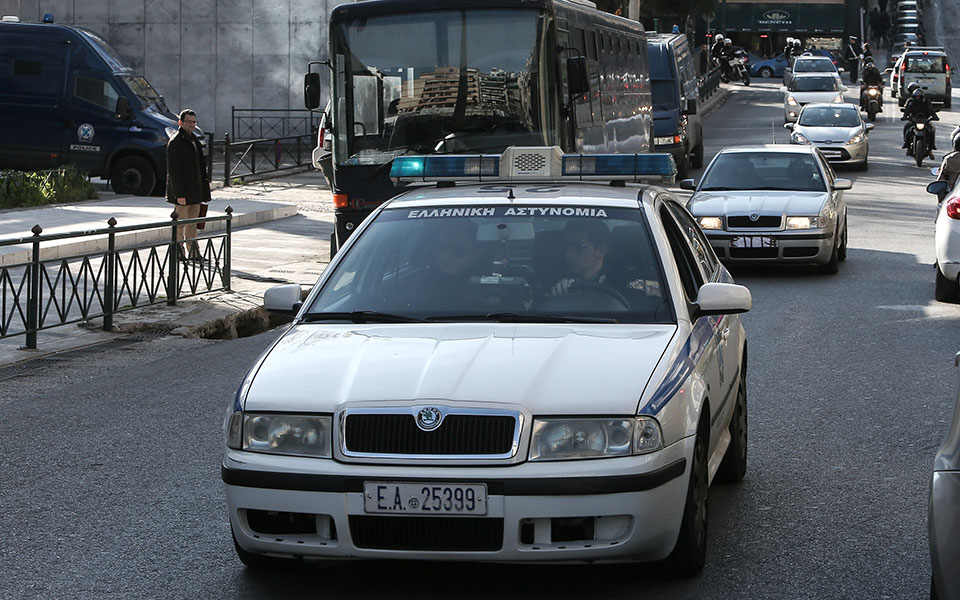 μπουρνάζι-χειροπέδες-σε-γνωστό-μουσι-561888055