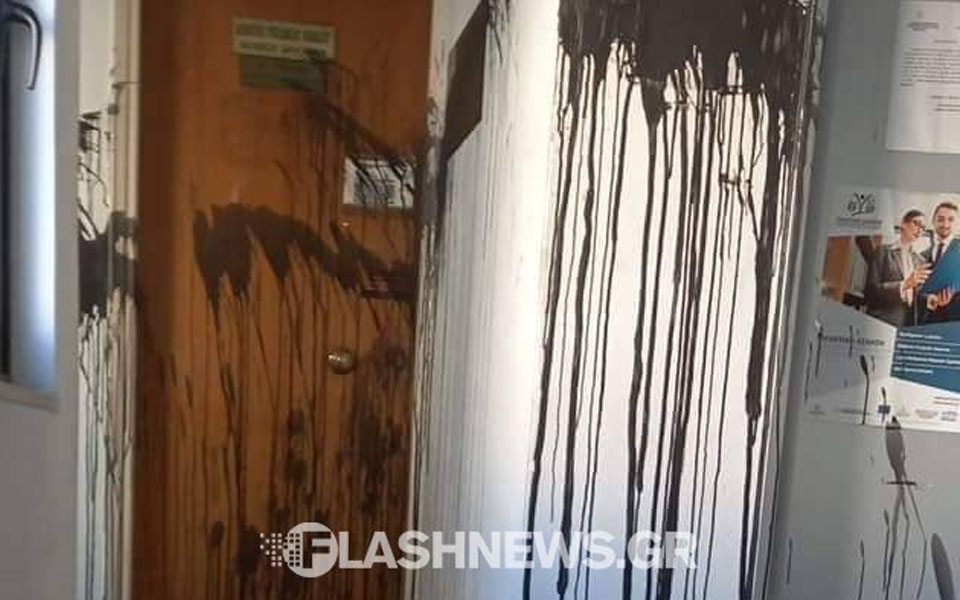 επίθεση-με-μπογιές-στο-διοικητικό-πρω-561913462