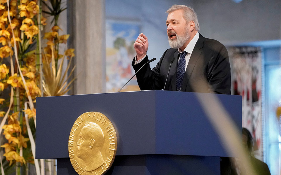 Ο Ρώσος δημοσιογράφος Μουράτοφ πουλά το Νόμπελ Ειρήνης – Θα προσφέρει τα χρήματα στην Ουκρανία-1